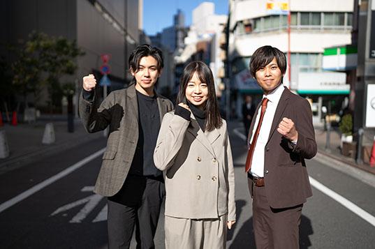 屋外に並ぶ3人のアイネクストのチームメンバー